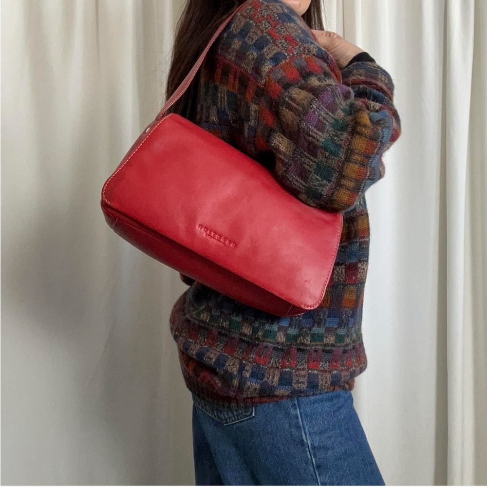Reaction Kenneth Cole Leather Shoulder bag red with a vintage vibe.